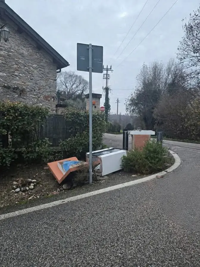 Il capitello mariano abbattuto