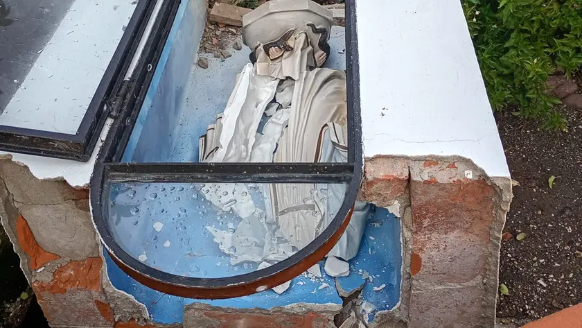 Il capitello mariano abbattuto