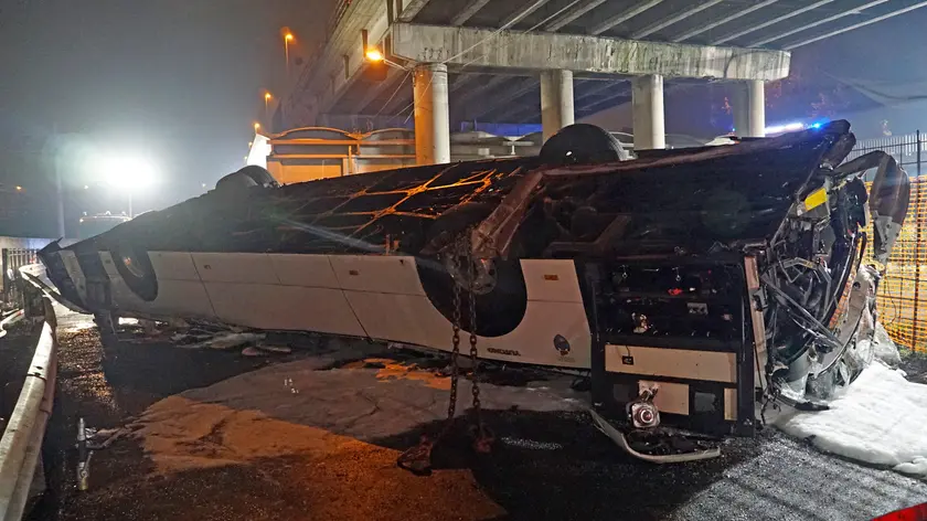 Il pullman precipitato dal cavalcavia di Mestre