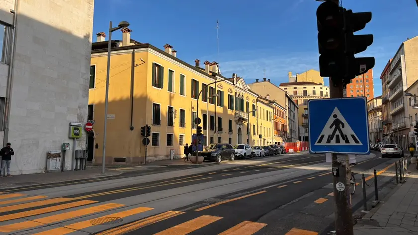 In Corso Milano automobilisti, pedoni e ciclisti senza semafori