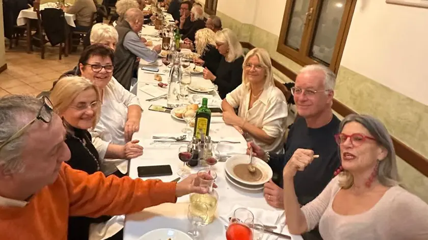 Gli amici che si sono riuniti l’altra sera nel locale del Bassanello