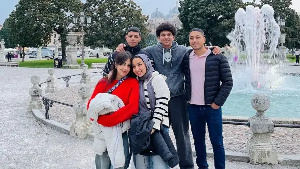 Alì Hamza (al centro con i capelli ricci) assieme al gruppo di studenti egiziani coinvolti nella situazione più difficile