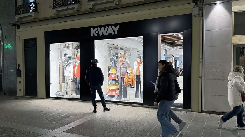 L'insegna del negozio K-way di Padova spenta dalla Soprintendenza