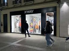 L'insegna del negozio K-way di Padova spenta dalla Soprintendenza