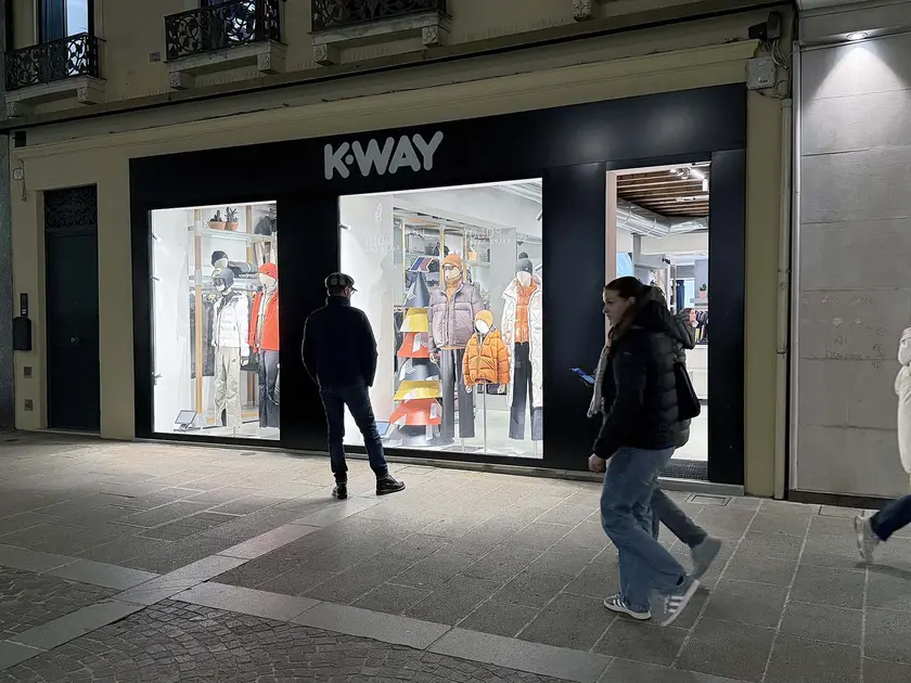 L'insegna del negozio K-way di Padova spenta dalla Soprintendenza