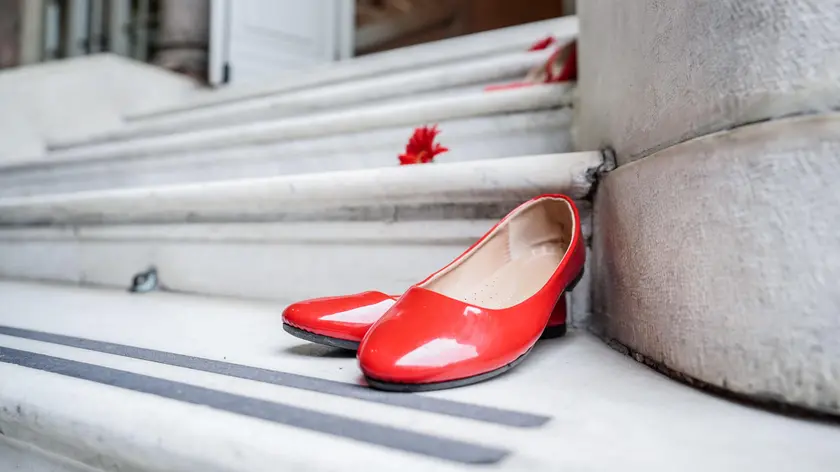 Scarpette rosse, simbolo della lotta alla violenza sulle donne