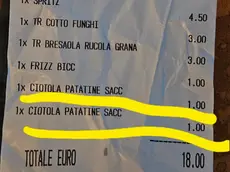 Il dettaglio dello scontrino con le patatine messe in conto al bar