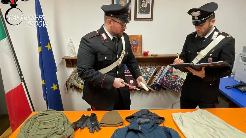 Il materiale sequestrato al rapinatore