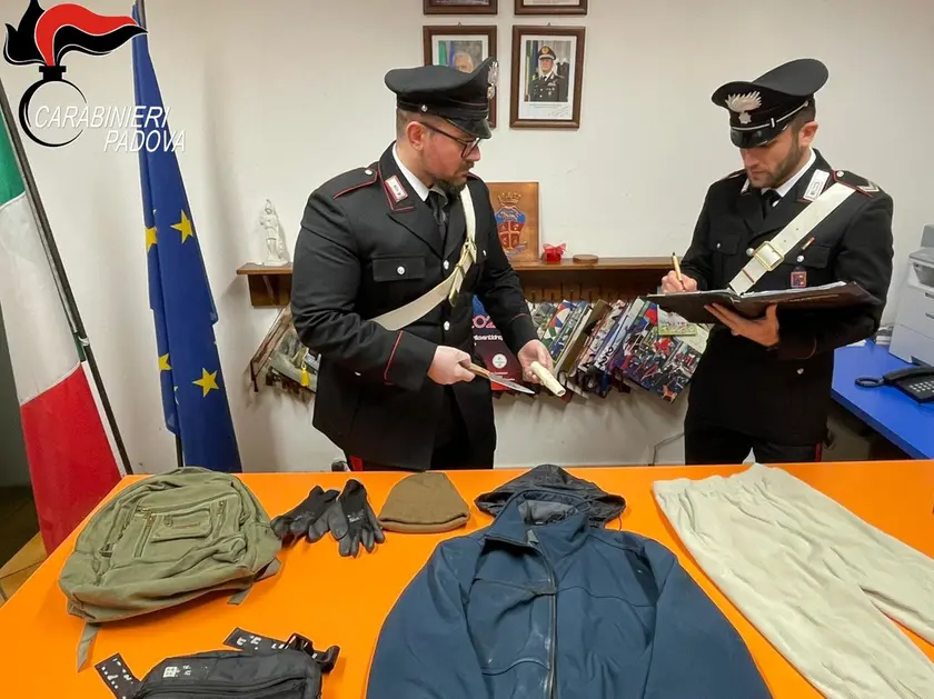 Il materiale sequestrato al rapinatore