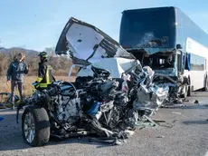 Quel che resta dell'auto dopo l'impatto con il bus (foto Petrussi)