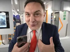 Andrea Driprè mentre si finge controllore di Trenitalia
