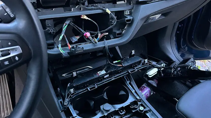 L'auto dopo la razzia dei ladri