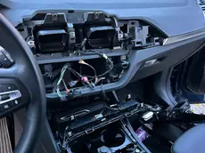 L'auto dopo la razzia dei ladri