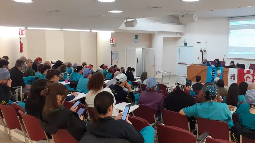 I lavoratori riuniti in assemblea sindacale nell’azienda ospedaliera di via Giustiniani a Padova