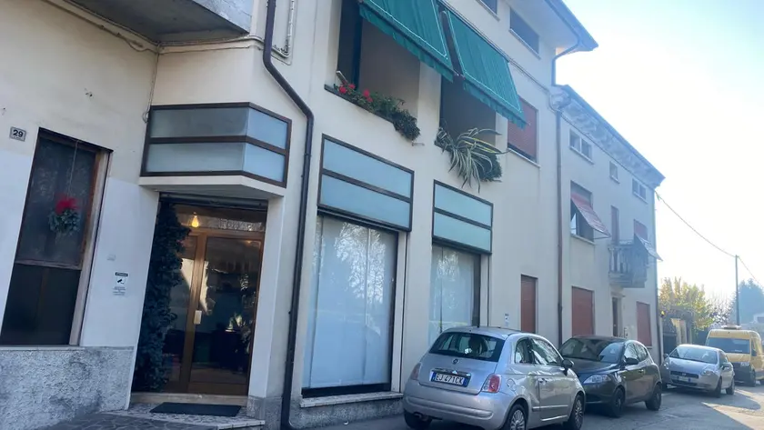 La panetteria Orsolan al piano terra e al primo piano l’appartamento dove si erano intrufolati i ladri