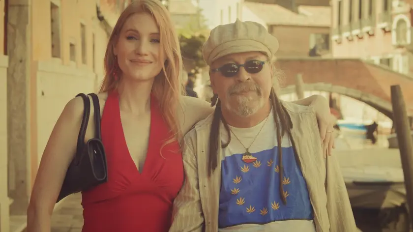 Skardy con Claudia Marchiori, sosia di Chiara Ferragni nel video