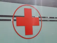 Un'ambulanza. Ragazzina di 14 anni trovata senza vita