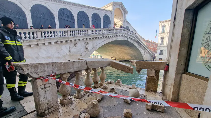 La balaustra sul Canale Grande distrutta dal mototopo