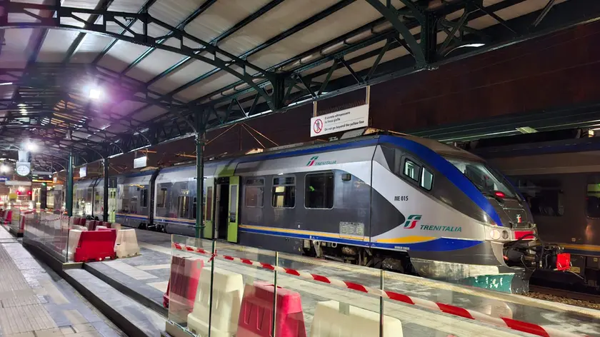 Un treno elettrico alla stazione di Belluno