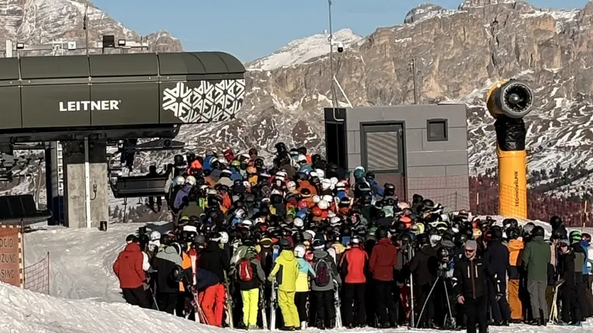 Tutti in coda per prendere la seggiovia