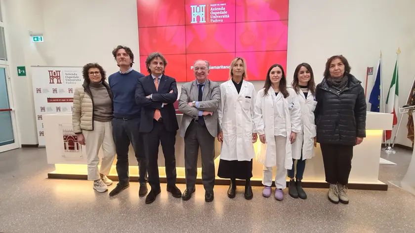 Il trapianto samaritano in azienda ospedale università a Padova. L'equipe chirurgica e al centro il dg Dal Ben