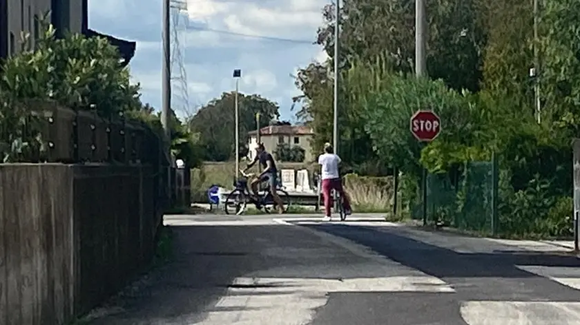 Violetto in abiti scuri con la compagna nei giorni dell’indagine