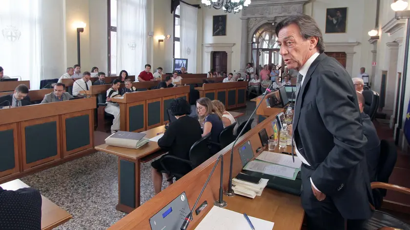 Il sindaco Sergio Giordani in consiglio