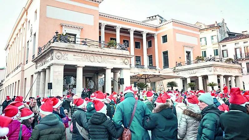 La partenza di una delle ultime edizioni del CantaNatale davanti al Caffè Pedrocchi