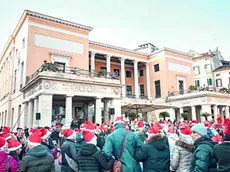 La partenza di una delle ultime edizioni del CantaNatale davanti al Caffè Pedrocchi