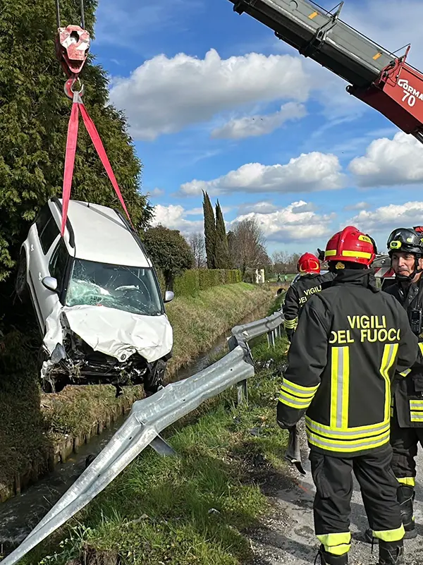 Il recupero di un'auto dopo un incidente stradale
