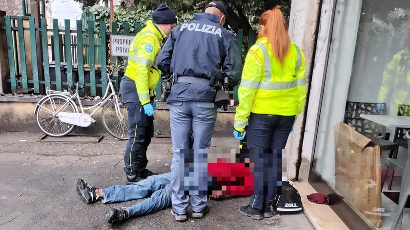 L'aggredito a terra soccorso dal Suem e dalla polizia locale