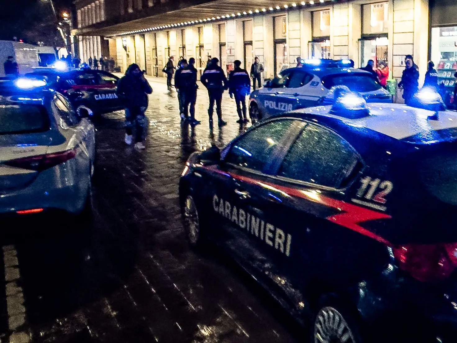 Polizia e carabinieri in piazzale stazione: gli operatori delle forze dell'ordine hanno mediato con i protagonisti della rissa