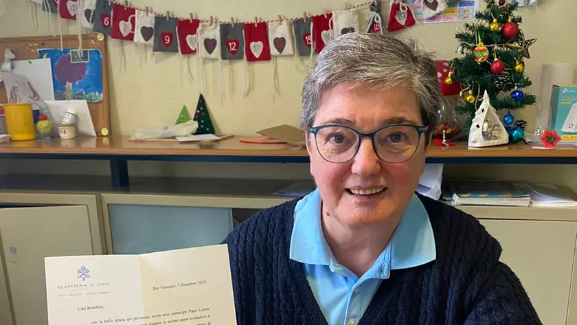 Suor Orsolina con la lettera del Papa