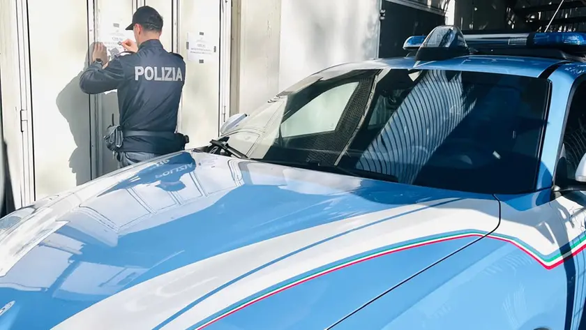Un agente della Squadra Volanti mette i sigilli alla discoteca Utopia Society di via dei Colli, a Brusegana