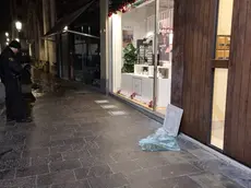 L'Ottica Max in via San Fermo poco dopo il colpo nella notte