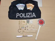 Alcuni degli ori sottratti all'anziana