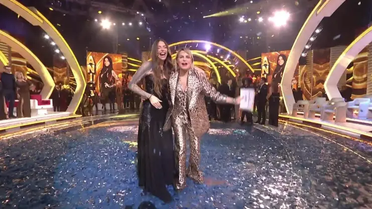 Anita Mazzotta con Simona Ventura subito dopo la proclamazione come vincitrice del Grande Fratello 2025