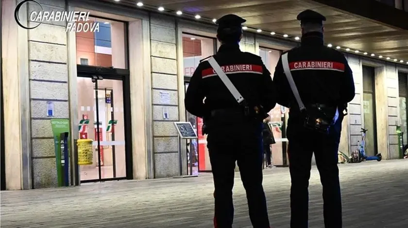 Carabinieri in zona stazione a Padova