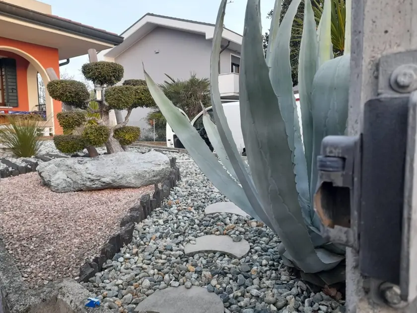 Il cancello d'ingresso scardinato dai ladri