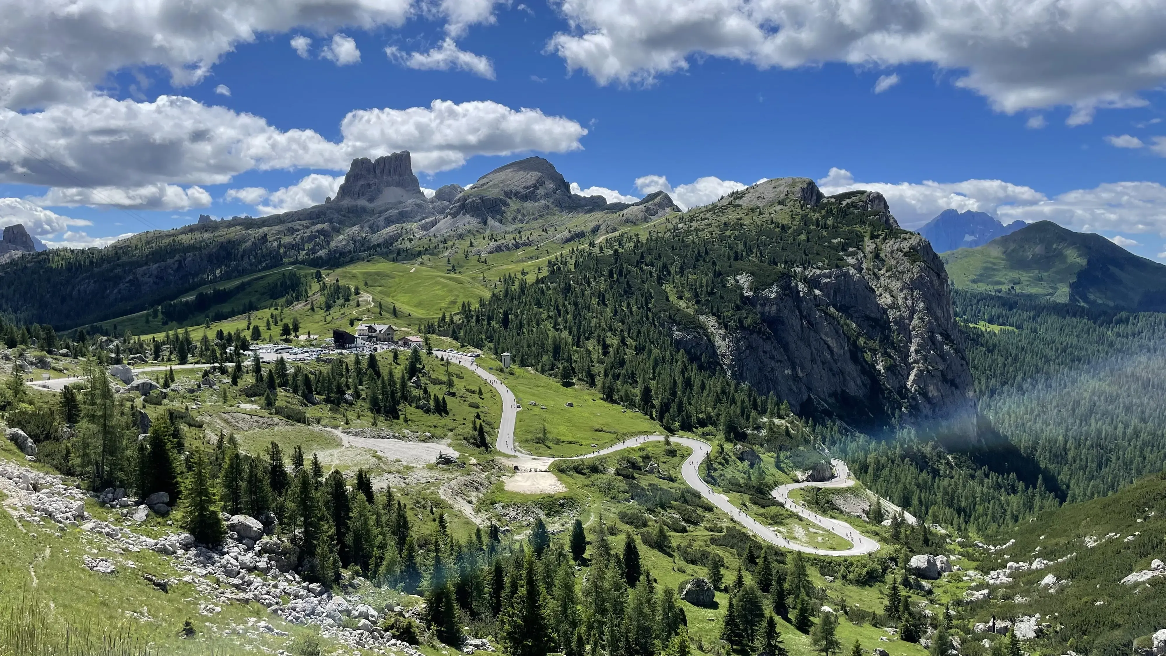 Dodici scatti, uno per ciascun mese, selezionati tra gli oltre 2700 che hanno partecipato al concorso indetto dal nostro giornale con Nord Est Multimedia e la Regione Veneto. Ecco come è andata: il calendario sarà in omaggio gratuito con il mattino di Padova solo martedì 23 dicembre