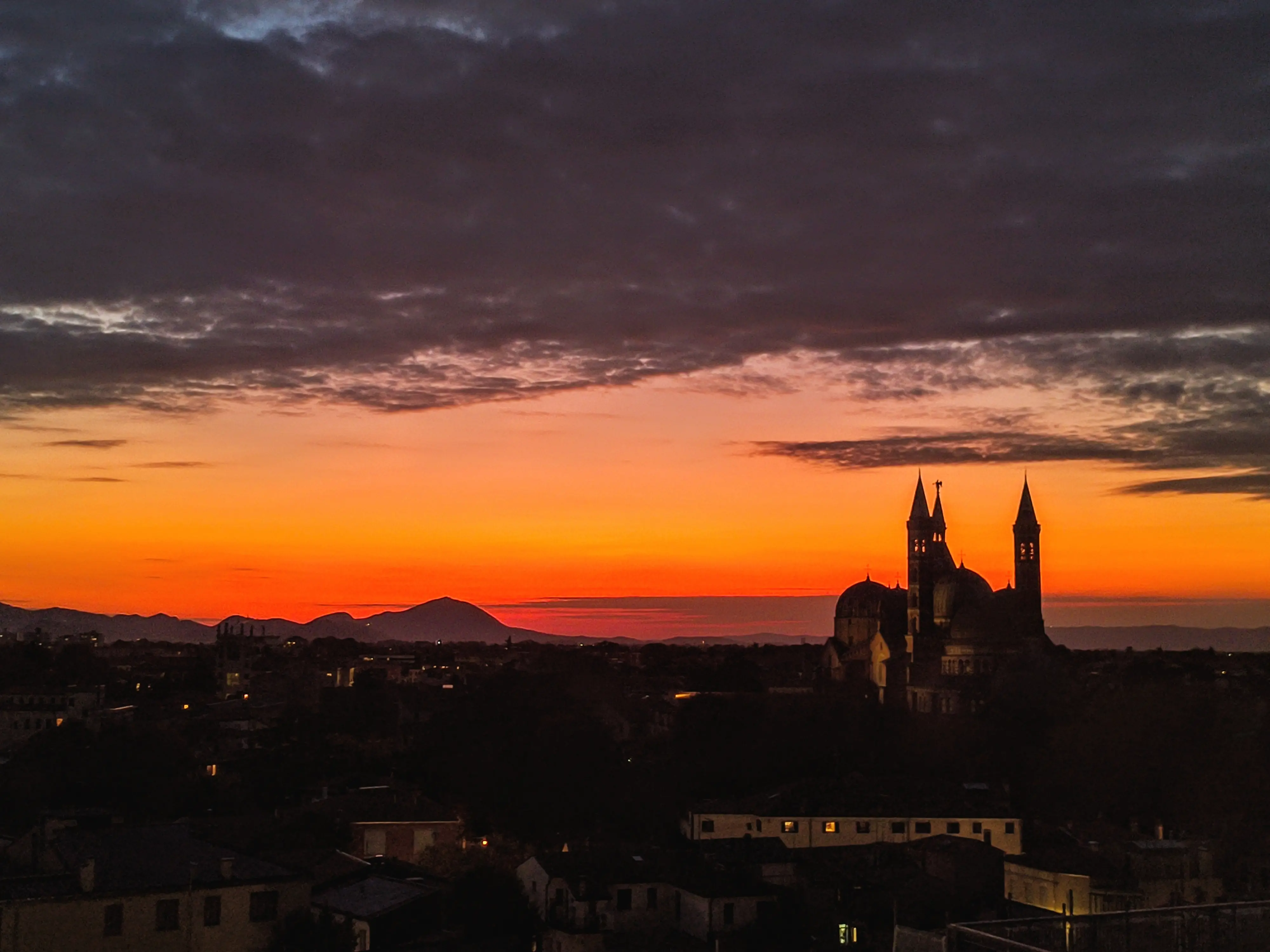 Dodici scatti, uno per ciascun mese, selezionati tra gli oltre 2700 che hanno partecipato al concorso indetto dal nostro giornale con Nord Est Multimedia e la Regione Veneto. Ecco come è andata: il calendario sarà in omaggio gratuito con il mattino di Padova solo martedì 23 dicembre