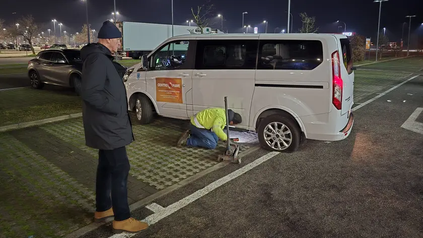 Il tassista Massimo Berlendis attende la riparazione del suo mezzo