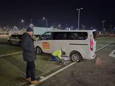 Il tassista Massimo Berlendis attende la riparazione del suo mezzo