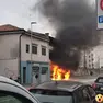 L'auto in fiamme in via Cavallotti