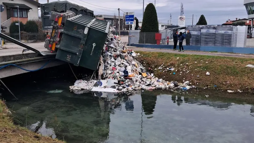 Rimorchio si ribalta e tonnellate di rifiuti finiscono nel canale dei cigni