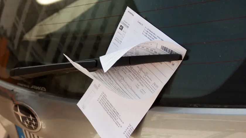 Foto e multe fuori servizio