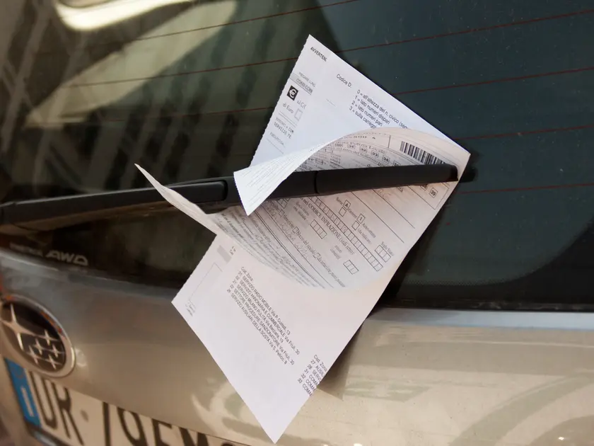 Foto e multe fuori servizio