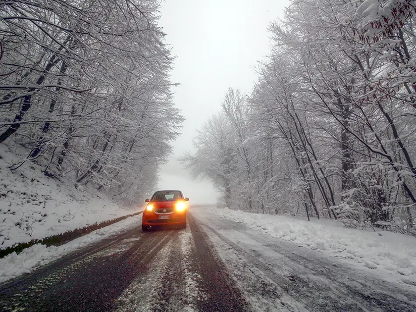 Strada per Cima Grappa innevata (Semonzo)