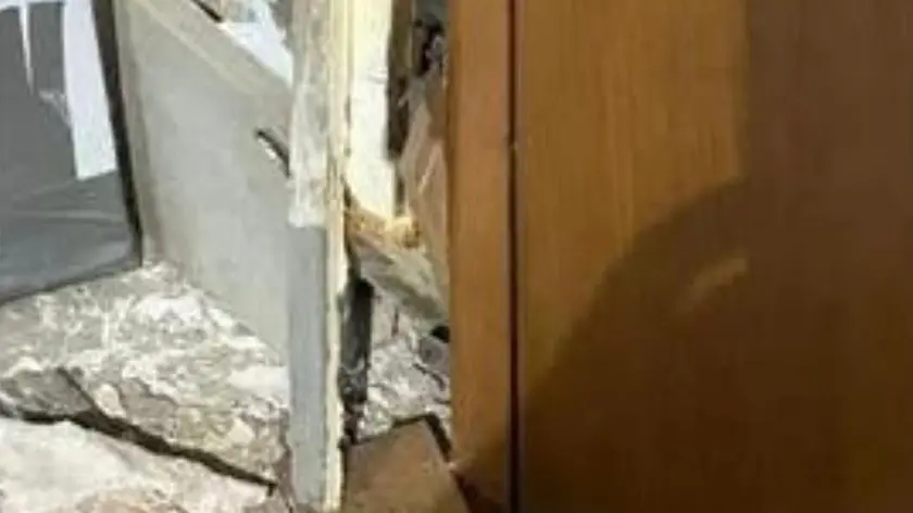 I danni alle porte della chiesa di Tombolo