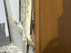 I danni alle porte della chiesa di Tombolo